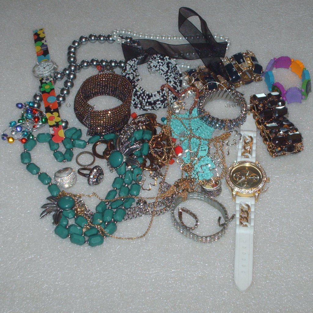 Large Pile Of Old Jewelry For Crafts, Repairs, Etc